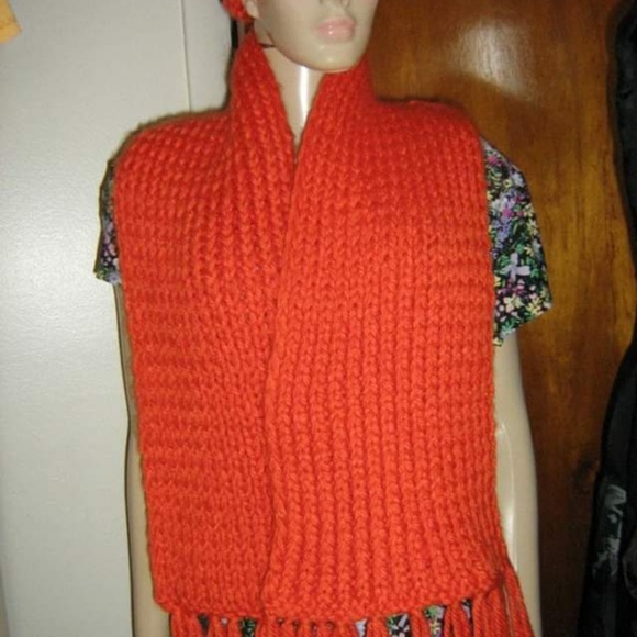 Chunky heavy, warm, cozyhat and scarf with fringes - Picture 5 of 6